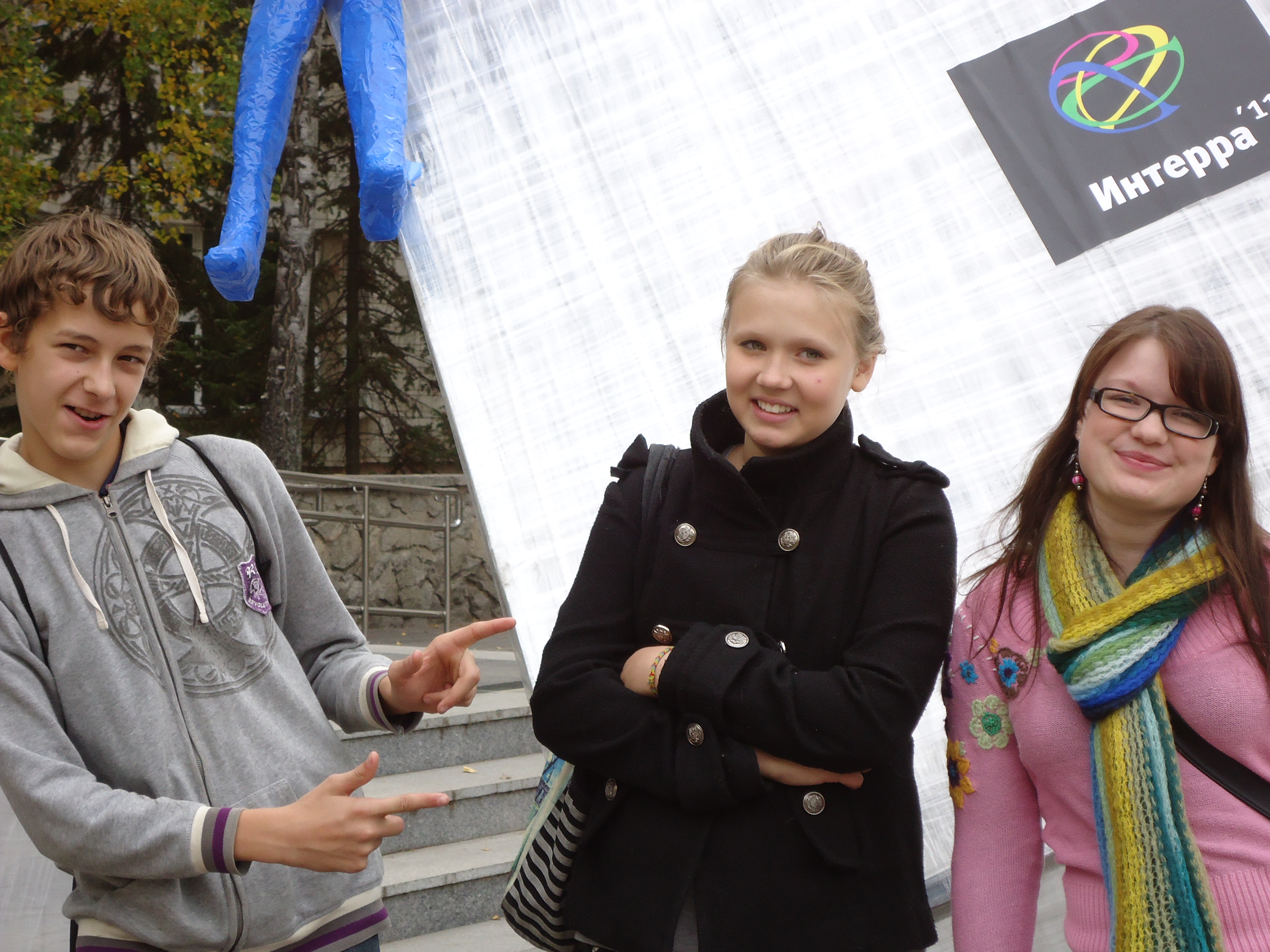 Wanja, Katja und ich vor einer skurrilen Plastik