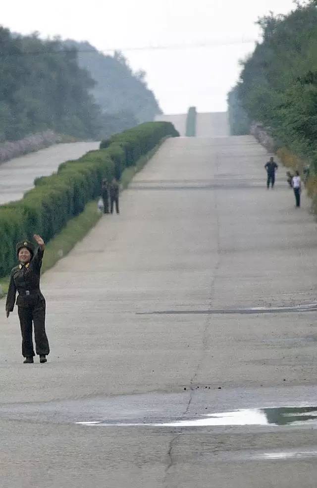 他偷拍了“最不该拍的美女”：被朝鲜特工列为全球通缉！