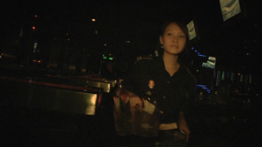 深圳往事：白天工厂流水线，夜晚酒吧服务员，女邻居的双面人生