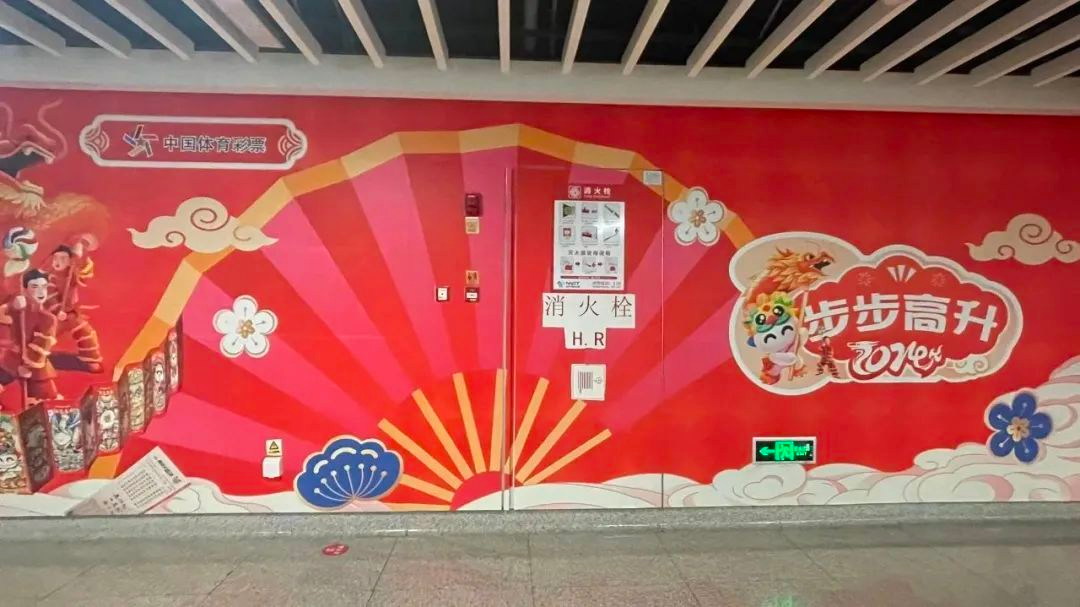 广西南宁地铁宣传画被举报像日本旭日旗，网友：“以后不许画太阳”