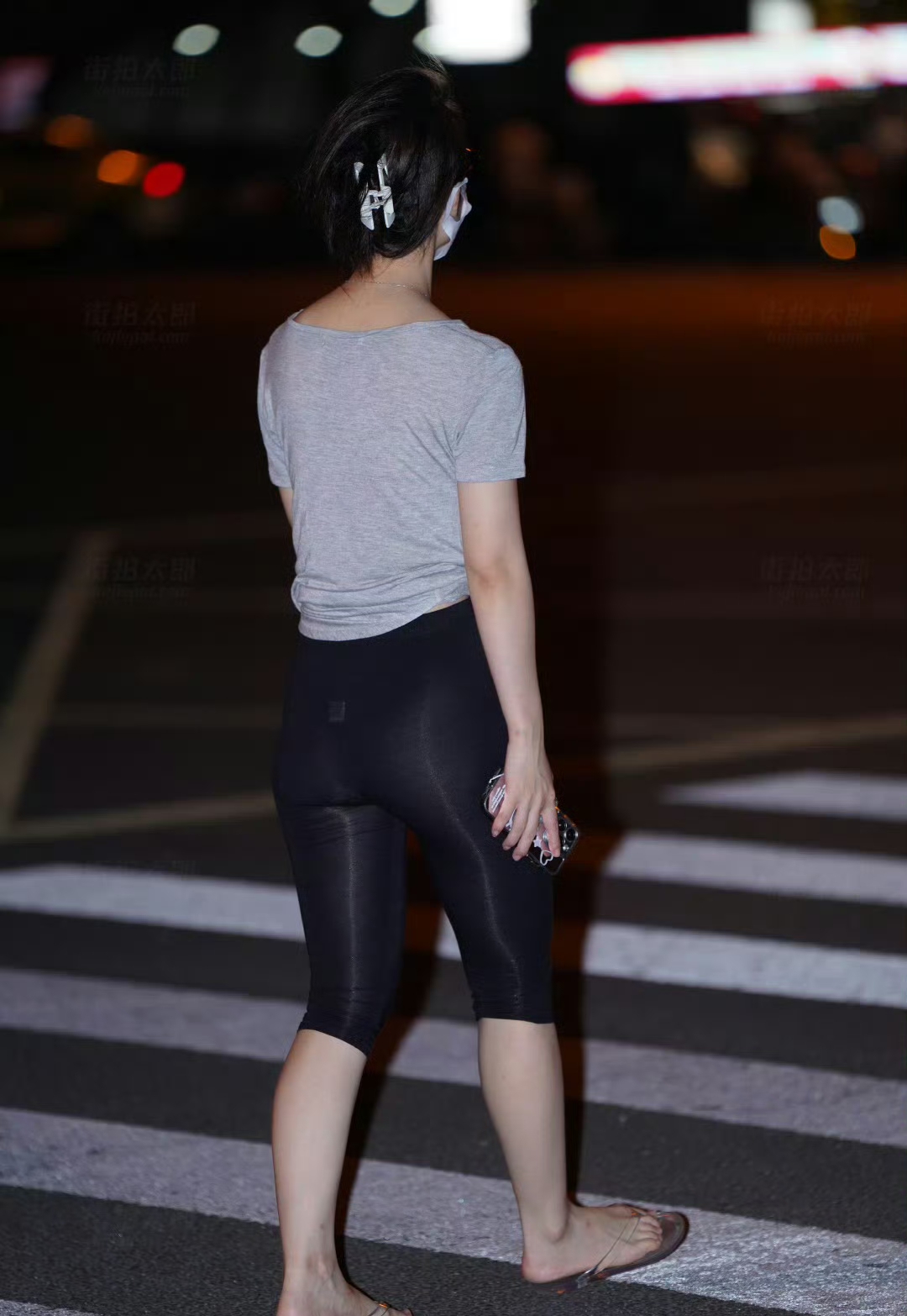 光穿过女人大腿间的间隙，若隐若现的内裤[23P]