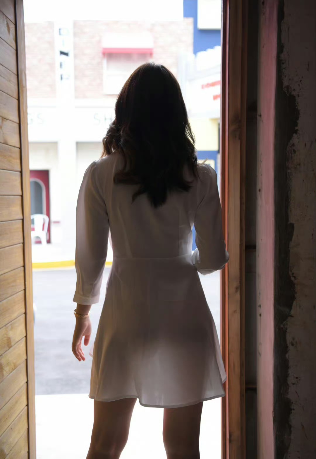 光穿过女人大腿间的间隙，若隐若现的内裤[23P]