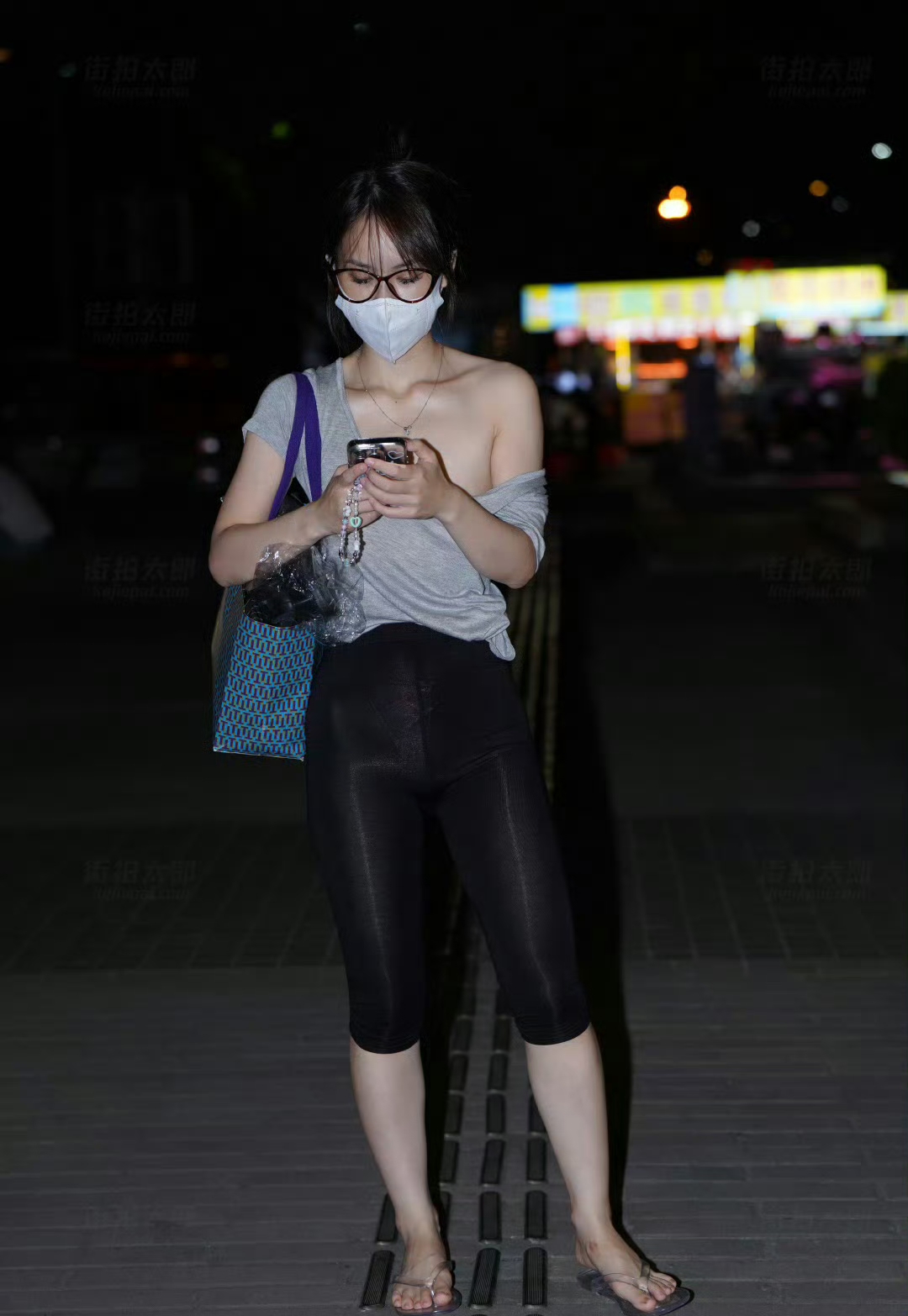 光穿过女人大腿间的间隙，若隐若现的内裤[23P]