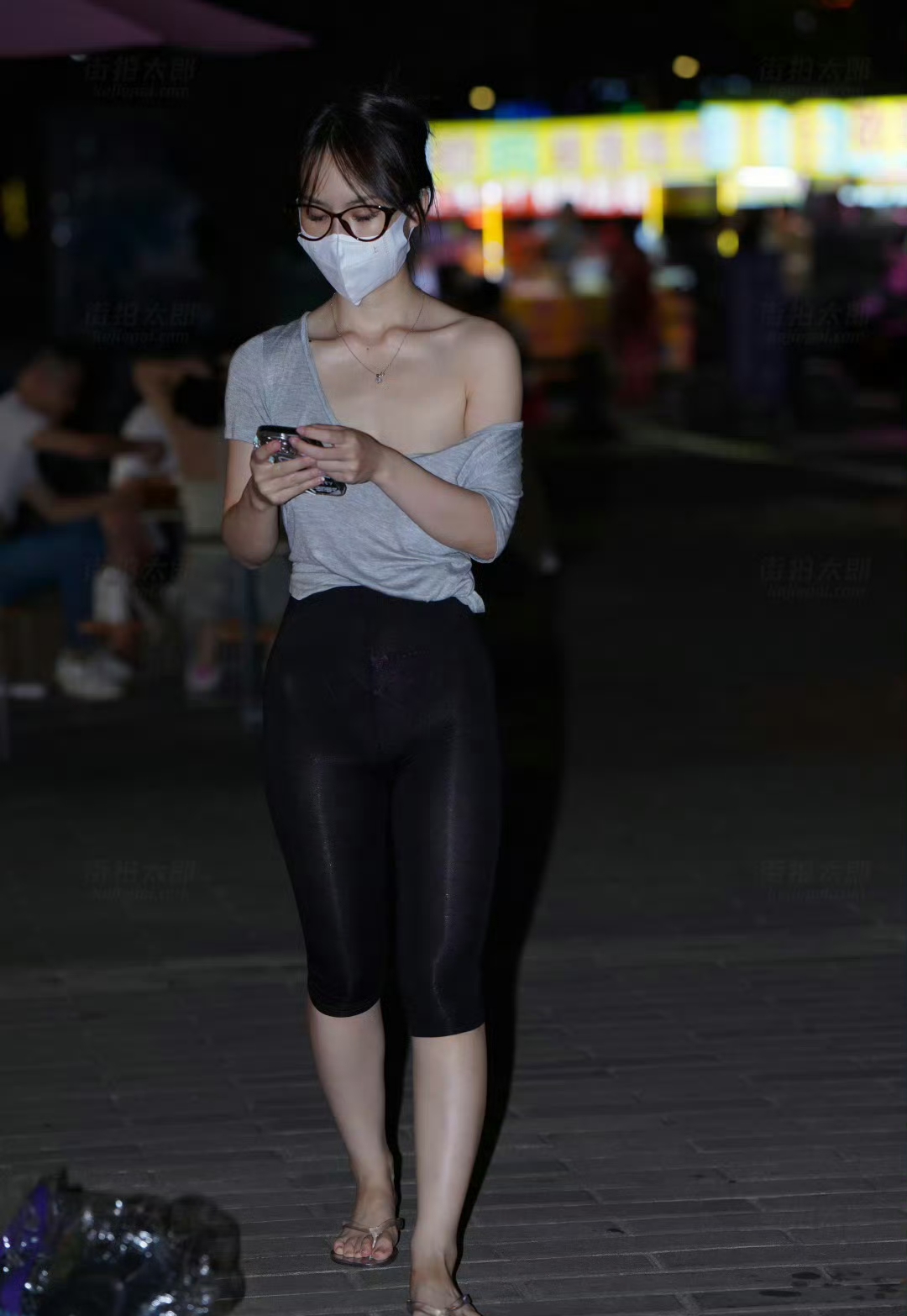 光穿过女人大腿间的间隙，若隐若现的内裤[23P]