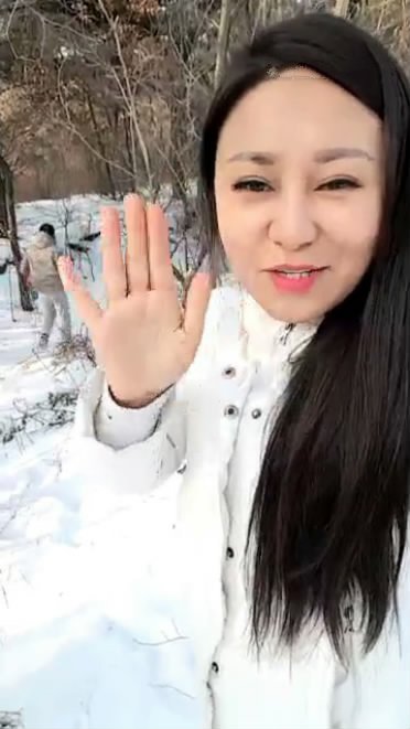 [04a2] 这个太屌了网红主播铁锤妹妹在雪地里野战直播吃一口雪玩冰火